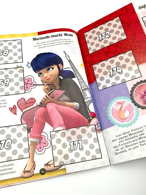 Miraculous Sticker und Trading Cards Album Innenansicht