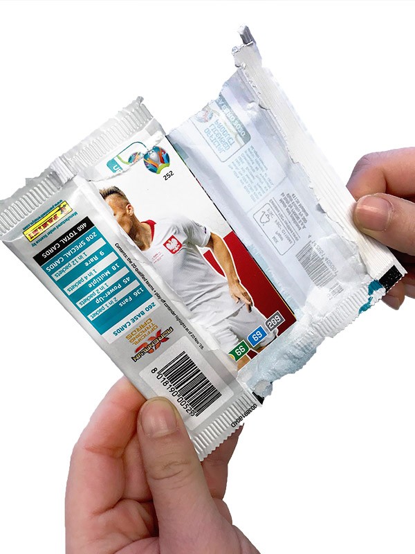 Abbildung geöffnetes Pack der UEFA EURO 2020 Adrenalyn XL